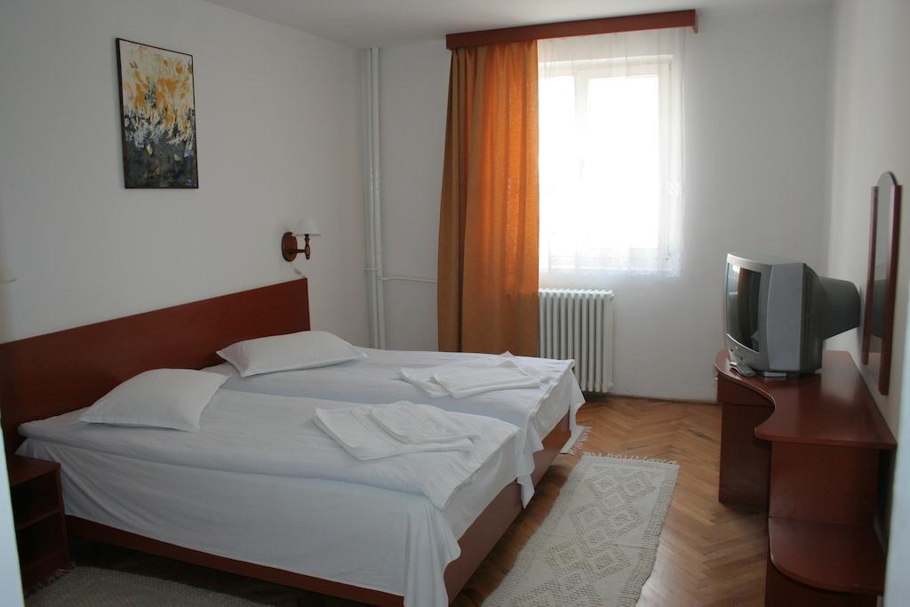 Hotel Merkur Miercurea Ciuc Ruang foto