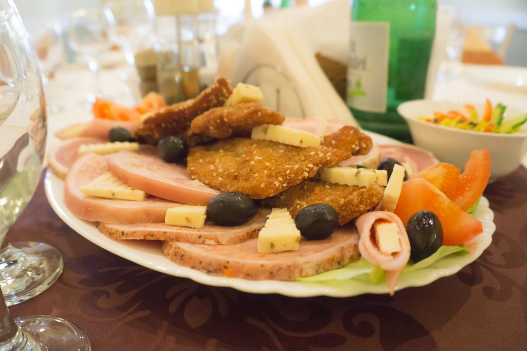 Hotel Merkur Miercurea Ciuc Bagian luar foto