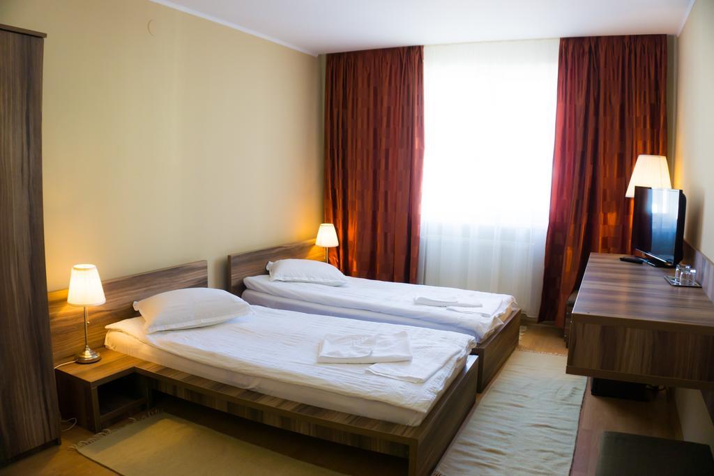 Hotel Merkur Miercurea Ciuc Bagian luar foto