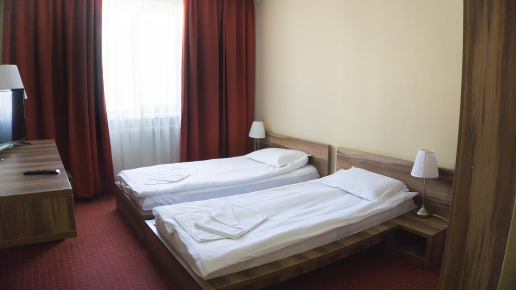 Hotel Merkur Miercurea Ciuc Bagian luar foto
